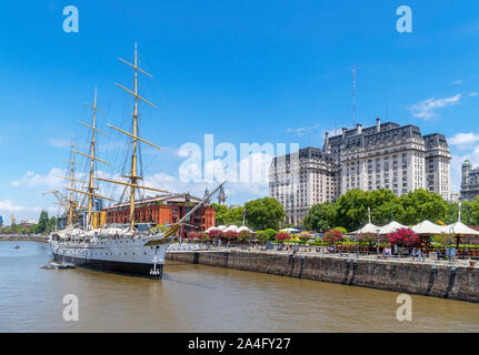 Hafenviertel Puerto Madero Richtung themuseum Schiff ARA Presidente Sarmiento und dem Kirchner kulturellen Zentrum (Centro Cultural Kirchner), Bueno Stockfoto