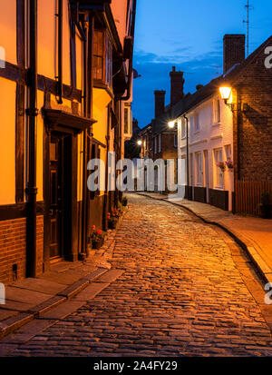 Nächtliche Gassen in der historischen Marktstadt Faversham, Kent. Stockfoto