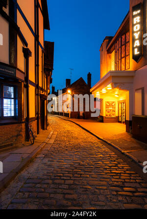 Nächtliche Gassen in der historischen Marktstadt Faversham, Kent. Stockfoto