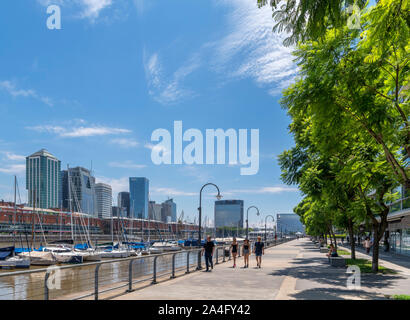 Hafenviertel Puerto Madero mit Ausblick auf die Skyline der Stadt hinter, Buenos Aires, Argentinien Stockfoto