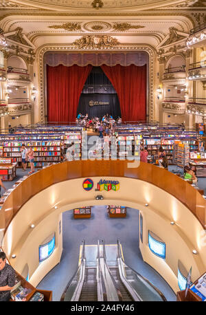 El Ateneo Buchhandlung, Buenos Aires. Innenraum der Ateneo Grand Splendid Buchhandlung, ein ehemaliges Theater an der Avenida Santa Fe, Buenos Aires, Argentinien Stockfoto