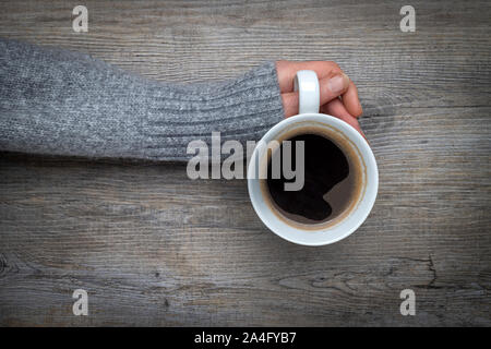 Hand eine Tasse schwarzen Kaffee Stockfoto