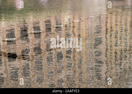 Reflexionen in einem Brunnen in Canary Wharf Stockfoto