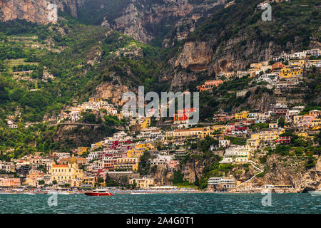 Blick auf Positano Dorf entlang der Amalfiküste in Italien Stockfoto