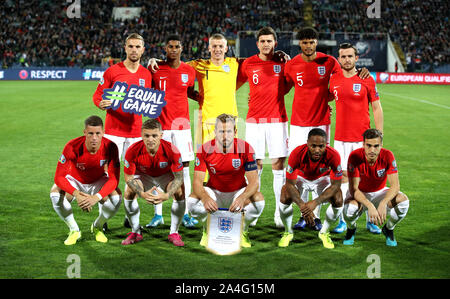 England team Group, von links nach rechts Obere Reihe: Jordan Henderson, Marcus Rashford, Jordanien Pickford, Harry Maguire, Tyrone Mings und Ben Chilwell. Untere Zeile: Ross Barkley, Kieran Trippier, Harry Kane, Raheem Sterling und Harry Winks während der UEFA EURO 2020 Qualifikationsspiel am Vasil Levski National Stadium, Sofia, Bulgarien. Stockfoto