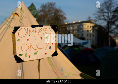 London, Großbritannien. Ein Schild Camper nur am Aussterben Rebellion Feldlager bei Marble Arch als Protest seinen fünften Tag betritt. Stockfoto