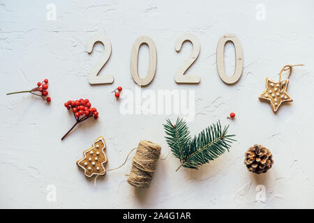 Minimalistischer Weihnachten flach auf einem weißen Hintergrund mit einfachen Kugeln und Holz- Zahlen 2020 Stockfoto