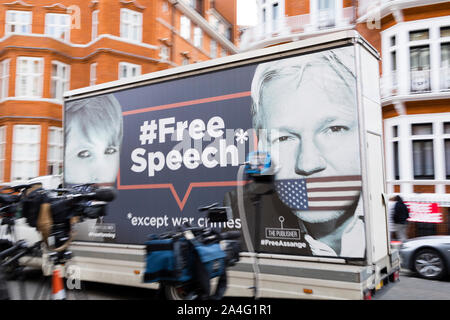 London, Großbritannien. Ein Lastwagen mit riesigen Bilder von Julian Assange und Chelsea Manning Antriebe hinter der Botschaft von Ecuador. Assange hat in der Botschaft seit Stockfoto