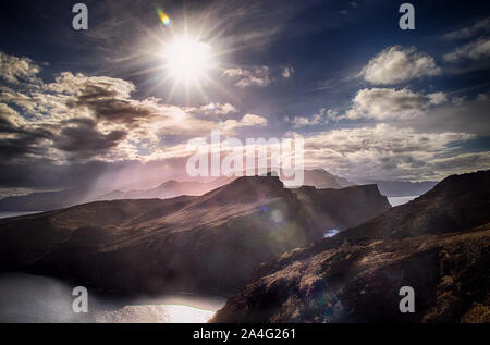 Sonnenuntergang über Madeira Insel Landschaft, Ponta de Sao Lourenco. Es ist eine herrliche Aussicht auf die Klippen, Portugal. Es ist eine natürliche Hintergrund. Stockfoto