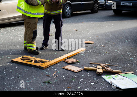 Feuerwehrmänner stehen über Glasscherben und eine Tür, die in der Straße von einem großen gasexplosion auf Foxley Gärten, ein Wohn-s geblasen wurden. Stockfoto