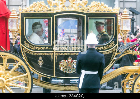 Ihre Majestät Königin reitet mit Prince Charles und Camilla in einem Pferd gezogen Trainer an das Parlament für die Öffnung des Legislativprogramms der Regierung zu enthüllen. Stockfoto