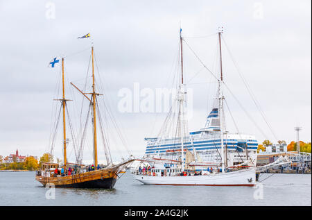 HELSINKI, Finnland - 12. OKTOBER 2019: Finnlands hohe segeln Schiffe bei der Einfahrt in das South Harbor in Helsinki, Finnland am 12. Oktober 2019 wenn Traditiona Stockfoto