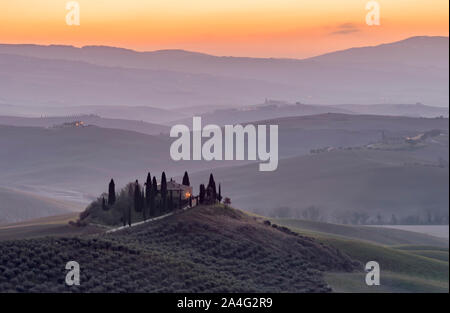 Die Landschaft der Toskana in der Provinz Siena eingehüllt in Nebel, bevor die Dämmerung eines neuen Tages Stockfoto