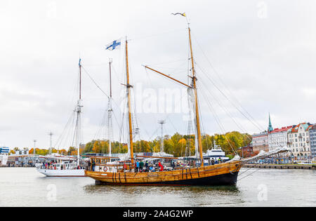 HELSINKI, Finnland - 12. OKTOBER 2019: Finnlands hohe segeln Schiffe bei der Einfahrt in das South Harbor in Helsinki, Finnland am 12. Oktober 2019 wenn Traditiona Stockfoto