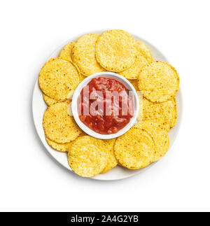 Runde corn Nacho Chips und Tomaten-dip. Gelbe Tortilla Chips und Salsa auf weißem Hintergrund. Stockfoto