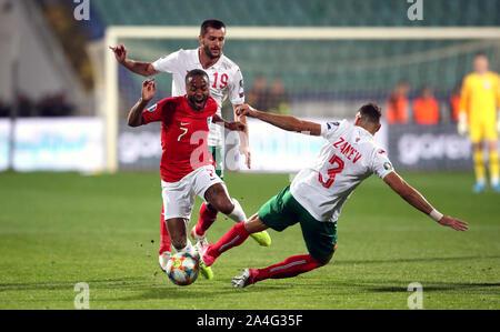 England's Raheem Sterling (Mitte) beim Kampf um den Ball mit der Bulgarischen Ismail Isa (links) und Petar Zanev (rechts) während der UEFA EURO 2020 Qualifikationsspiel am Vasil Levski National Stadium, Sofia, Bulgarien. Stockfoto