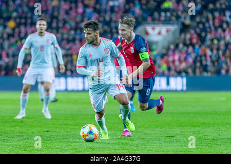 12. Oktober 2019 Stefan Johansen Norwegen bei der Verfolgung der Ball gegen Jose Gaya Spaniens während der UEFA EURO 2020 Qualifikation Gruppe F zwischen Norwegen und Spanien bei Ullevål Stadion in Oslo, Norwegen credit Nigel Waldron/Alamy leben Nachrichten Stockfoto