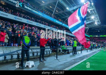 12. Oktober 2019 Fans genießen die Atmosphäre während der UEFA Euro 2020 Fußball-Qualifikation Gruppe F zwischen Norwegen und Spanien an Ullevaal Stadion in Oslo, Norwegen credit Nigel Waldron/Alamy leben Nachrichten Stockfoto