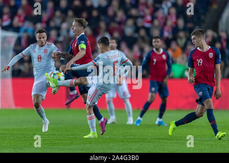 12. Oktober 2019 Stefan Johansen Norwegen hält der Herausforderungen von Saul Niguez Spaniens, Daniel Ceballos von Spanien während der UEFA EURO 2020 Qualifikation Gruppe F Norwegen Spanien Ullevaal Stadion in Oslo, Norwegen Credit: Nigel Waldron/Alamy Live News vs. Stockfoto