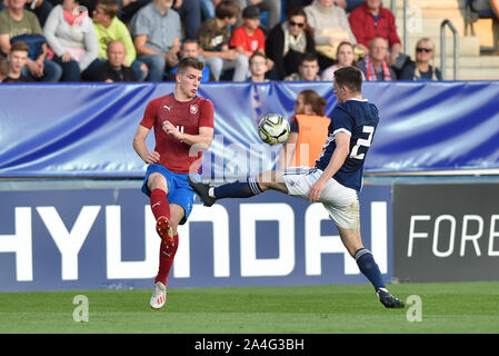 Uherske Hradiste, Tschechien. 14 Okt, 2019. Von links der Tschechischen LIBOR HOLIK und PATRICK LESEN von Schottland in Aktion während der U-21-Fußball 4. Gruppe nähere Bestimmung der Tschechischen Republik vs Schottland in Uherske Hradiste, Tschechien, 14. Oktober 2019. Credit: Dalibor Gluck/CTK Photo/Alamy leben Nachrichten Stockfoto