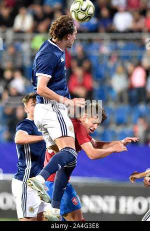 Uherske Hradiste, Tschechien. 14 Okt, 2019. Von FRASER HORNBY von Schottland und der Tschechischen ADAM HLOZEK in Aktion während der U-21-Fußball 4. Gruppe nähere Bestimmung der Tschechischen Republik vs Schottland in Uherske Hradiste, Tschechien, 14. Oktober 2019. Credit: Dalibor Gluck/CTK Photo/Alamy leben Nachrichten Stockfoto