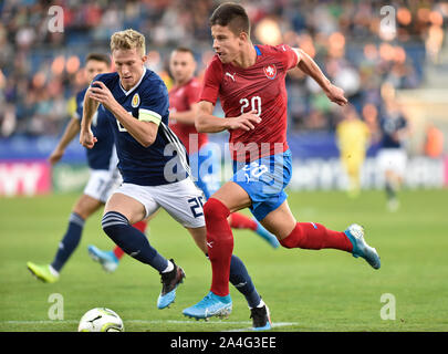 Uherske Hradiste, Tschechien. 14 Okt, 2019. Von ROSS MCCRORIE von Schottland und der Tschechischen ADAM HLOZEK in Aktion während der U-21-Fußball 4. Gruppe nähere Bestimmung der Tschechischen Republik vs Schottland in Uherske Hradiste, Tschechien, 14. Oktober 2019. Credit: Dalibor Gluck/CTK Photo/Alamy leben Nachrichten Stockfoto