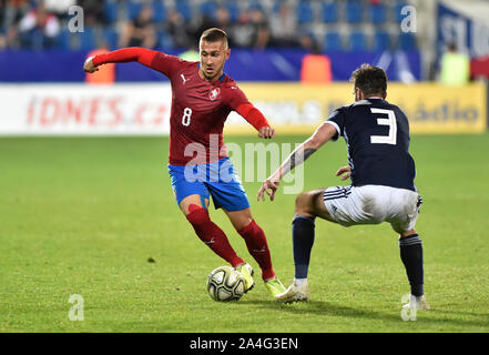 Uherske Hradiste, Tschechien. 14 Okt, 2019. Von links der Tschechischen FILIP HAVELKA, DANIEL HARVIE von Schottland in Aktion während der U-21-Fußball 4. Gruppe nähere Bestimmung der Tschechischen Republik vs Schottland in Uherske Hradiste, Tschechien, 14. Oktober 2019. Credit: Dalibor Gluck/CTK Photo/Alamy leben Nachrichten Stockfoto