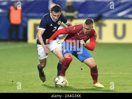 Uherske Hradiste, Tschechien. 14 Okt, 2019. Von Patrick lesen von Schottland und der Tschechischen FILIP HAVELKA in Aktion während der U-21-Fußball 4. Gruppe nähere Bestimmung der Tschechischen Republik vs Schottland in Uherske Hradiste, Tschechien, 14. Oktober 2019. Credit: Dalibor Gluck/CTK Photo/Alamy leben Nachrichten Stockfoto