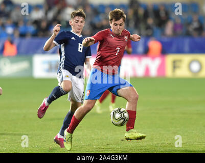 Uherske Hradiste, Tschechien. 14 Okt, 2019. Von BILLY GILMOUR von Schottland und der Tschechischen PAVEL BUCHA in Aktion während der U-21-Fußball 4. Gruppe nähere Bestimmung der Tschechischen Republik vs Schottland in Uherske Hradiste, Tschechien, 14. Oktober 2019. Credit: Dalibor Gluck/CTK Photo/Alamy leben Nachrichten Stockfoto