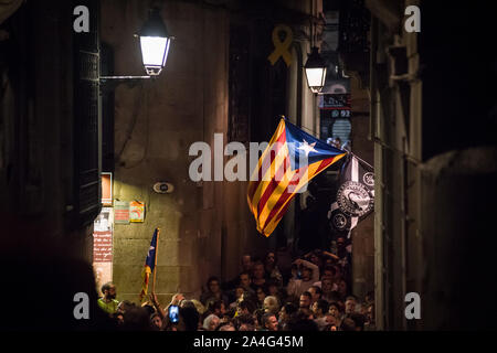 Oktober 14, 2019, Barcelona, Katalonien, Spanien: In Barcelona Innenstadt Tausende auf den Straßen protestieren über Haftstrafen für Katalanisch separatistischen Führern. Katalanischen Separatisten haben die Führer schuldig der Verbrechen des Aufruhrs und des Missbrauchs von öffentlichen Geldern und Gesicht Gefängnisstrafen zwischen neun und 13 Jahren gefunden worden. (Bild: © Jordi Boixareu/ZUMA Draht) Stockfoto