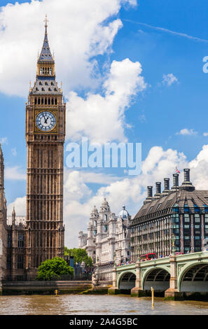 Menschen und roten Londoner Busse über die Westminster Bridge über die Themse, die von den Big Ben und die Houses of Parliament in London, England Stockfoto