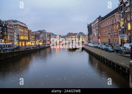 Beleuchteten Grachten von Amsterdam, touristischen Boote und traditionelle Architektur Stockfoto