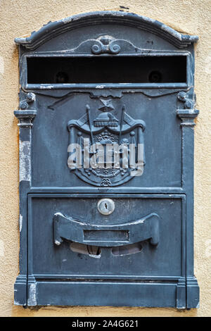 Vintage metall Briefkasten an der Wand. Syrakus, Ortigia, Sizilien, Italien Stockfoto