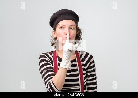 Lustige kaukasischen Mime fragt geheime Informationen vertraulich zu behandeln. Stockfoto