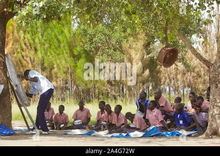 Uganda Oeganda Nwoya Schule außerhalb unter dem Baum 6-06-2016 Foto: Jaco Klamer Stockfoto