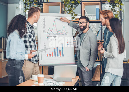 Startupers zusammen arbeiten im Büro in der Nähe von board Chef erklären, Daten, während Mitarbeiter konzentriert Stockfoto