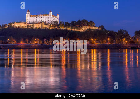 Blick auf die Burg von Bratislava am Abend. Die Hauptstadt der Slowakei. Stockfoto