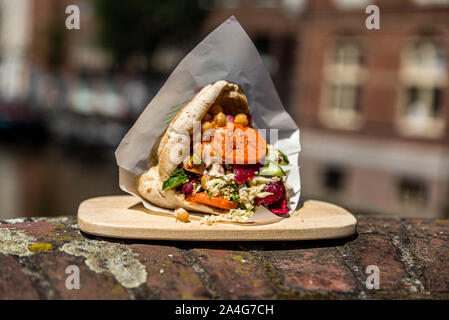 Schöne falafel Pita auf einer hölzernen Platte draußen auf einer Mauer Stockfoto