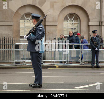 Einer der Soldaten der RAF Regiment auf Whitehall gesehen, die Bewachung der Straße, während die Öffnung des Parlaments in London mit den Königinnen die Rede. Stockfoto