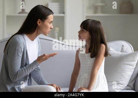 Gereizte Frau Vorträge etwas störrischen Tochter für schlechtes Verhalten. Stockfoto