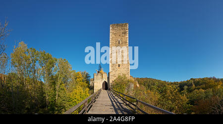 Panoramablick auf das historische Kaja Schloss in der Mitte der natürlichen Mischwald im sonnigen, herbstlichen Wetter mit wolkenlosem Himmel in Österreich. Stockfoto