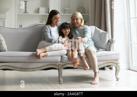 Volle Länge glücklich 3 Generationen Familie Freizeit zusammen genießen. Stockfoto