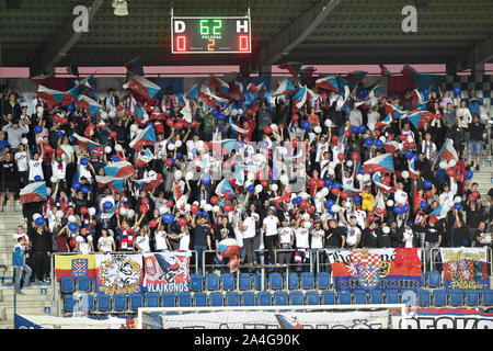 Uherske Hradiste, Tschechien. 14 Okt, 2019. Fans der tschechischen Fußball-Nationalmannschaft U-21 in Aktion während der U-21-Fußball 4. Gruppe nähere Bestimmung der Tschechischen Republik vs Schottland in Uherske Hradiste, Tschechien, 14. Oktober 2019. Credit: Dalibor Gluck/CTK Photo/Alamy leben Nachrichten Stockfoto