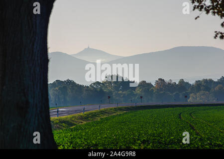 Silhouette Bergpanorama mit Ještěd/Jeschken in der Nähe von Liberec/Tschechische Republik ab Zittau, Deutschland mit der Bundesstrasse B96 gesehen Stockfoto