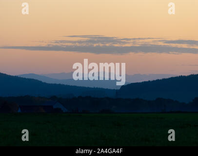 Sonnenuntergang im Lausitzer Gebirge während der Blauen Stunde in Europa Deutschland Stockfoto