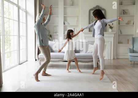 Volle Länge glücklich 3 Generationen der Familie Spaß zusammen im Wohnzimmer. Stockfoto