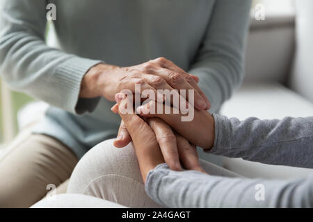 Close up junge Dame und Frau mittleren Alters mit Händen. Stockfoto