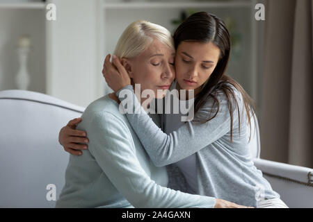 Tausendjährige umgekippt Lady beruhigend beruhigend deprimiert im mittleren Alter Mutter. Stockfoto