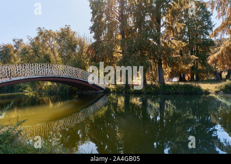 Brücke über Wasser mit Bäumen und cleas Sky Stockfoto