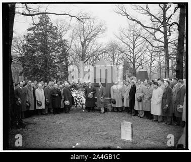 Tribut an Baseball Gründer. Washington, D.C., den 17. April. Obwohl die geplante öffnung Spiel, das Präsident Roosevelt war heute zu öffnen, bis Freitag, weil der Nieselregen war, beide Mannschaften zogen auf dem Arlington National Cemetery heute Morgen einen Kranz am Grab des Baseball Gründer zu legen. Gen. Abner Doubleday, der als Westpunktjüngsterer mit haben, um die erste Kugel Diamond 1839 gutgeschrieben wurden. Nach rechts: Clark Griffith, Präsident der Washington Club, Joe McCarthy, Manager der New York Yankees und Manager Bucky Harris, Manager des Washington Senatoren Links Stockfoto